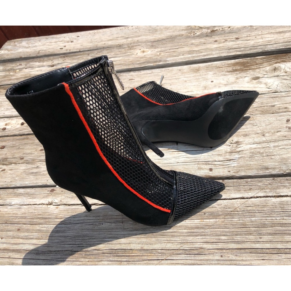 Cape Robbin 5.5 ankle boots black with red lines.